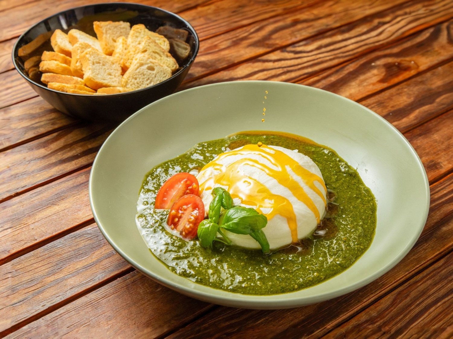 Burrata com molho pesto