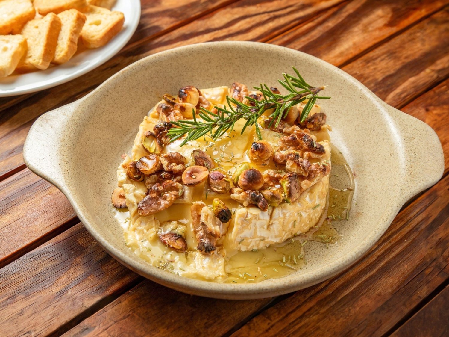 Coroa de camembert com frutos secos
