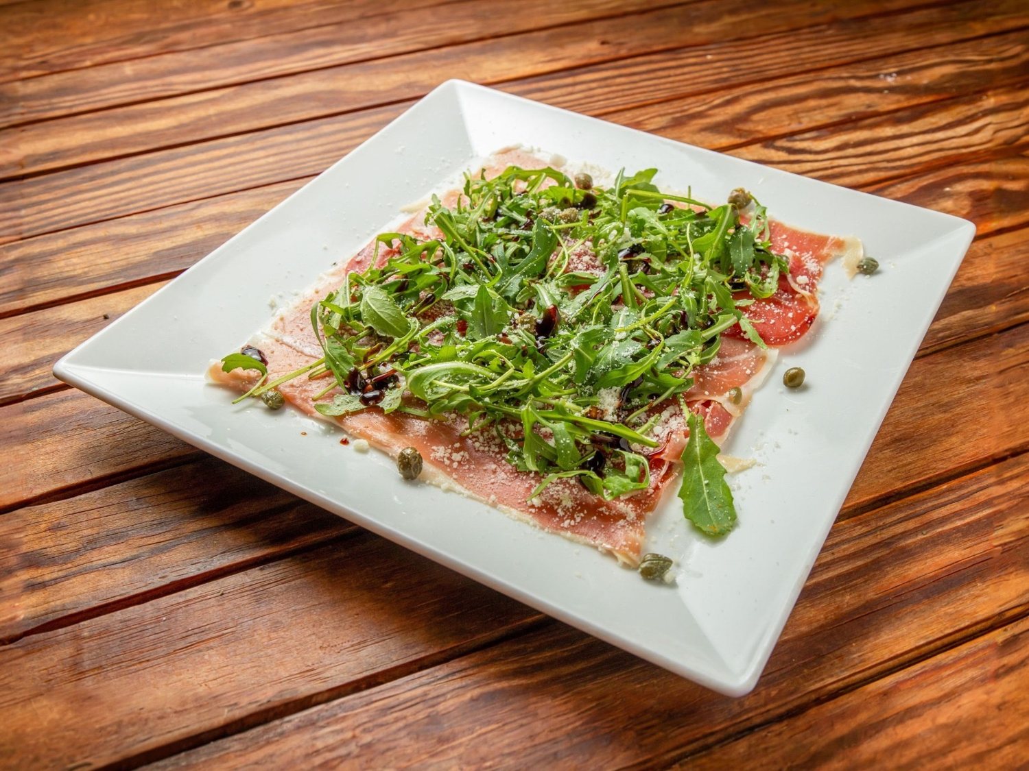 Carpaccio de presunto com rúcula