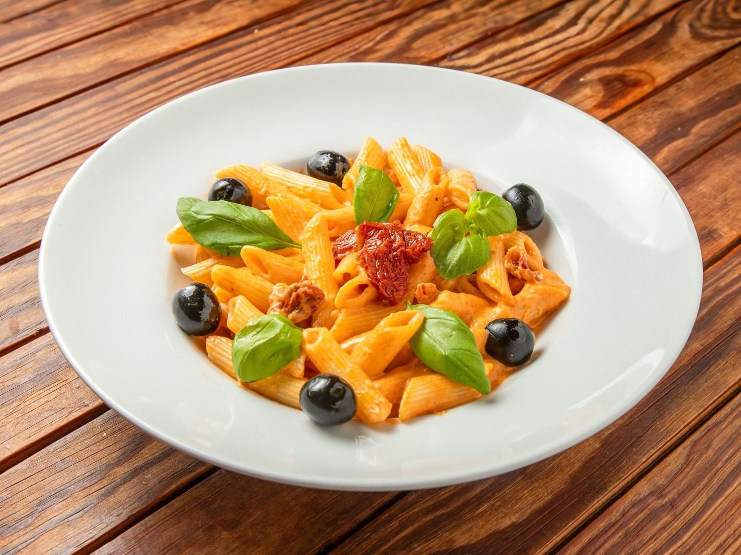 Massa com tomate e azeitonas