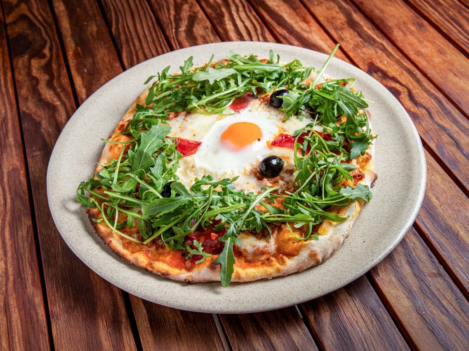 Pizza com rúcula e ovo